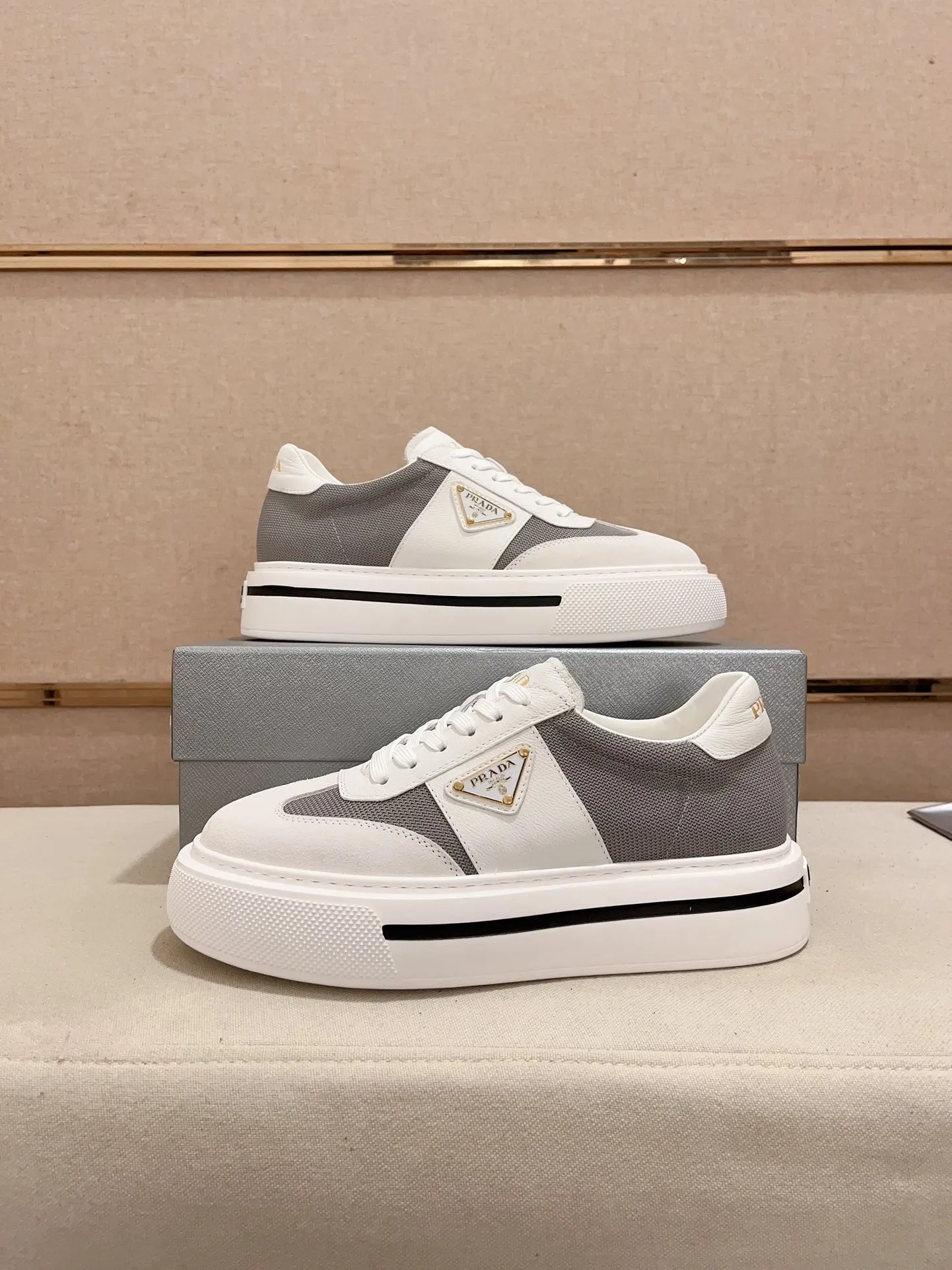 Men's shoes 💰 580💰 ✔️✔️✔️Higher version High-quality new PRADA (Prada) counters are launched simultaneously. The new men's shoes and 😘 fabrics are made of high-tech glue-spraying technology. Lining: Full cowhide lining. 👍🏿 High-end ☄️ air-cushion molded anti-slip rubber outsole, exquisite lines, simple and elegant, comfortable and high-end for leisure travel. Code number: 38 to 44 (45 can be customized and cannot be returned or exchanged)